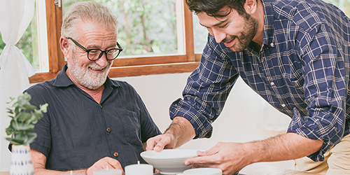 Dos personas hablando de lo que se tiene que saber para ser cuidador Dos personas hablando de lo que se tiene que saber para ser cuidador
